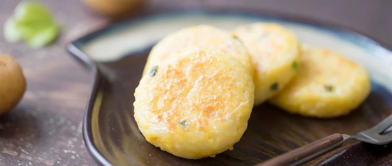 不用面粉做的简单小饼，松软可口好吃极了！