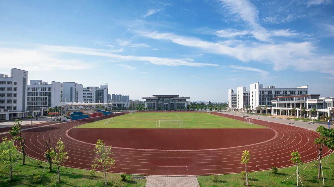 惠州中学是一所全寄宿,市直属公办重点高中.