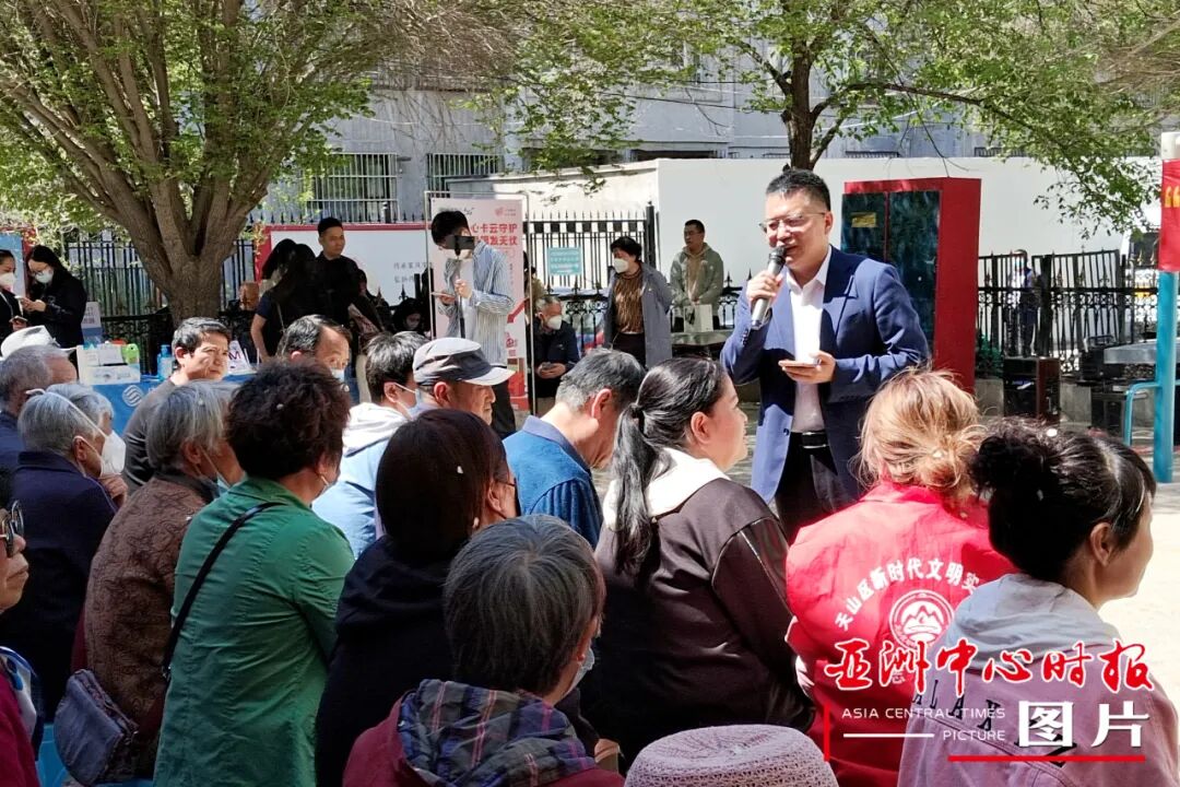 陈平在乌鲁木齐市天山区五星路社区为群众开展《民法典》普法活动。本人供图