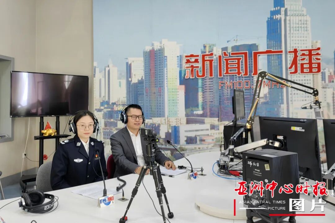 陈平（右）应邀做客乌鲁木齐广播电视台《法眼看天下》栏目，向听众普及宪法和法律知识。本人供图