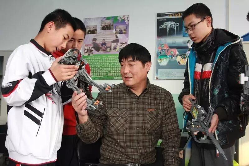 北京字典价格联盟,校长剪影丨胡振坤:02爱琢磨的"明白"校长