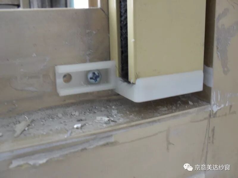 纱窗轨道堵头拧钉图