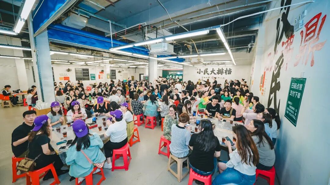 笑声,欢呼声,歌声交织一起接风宴打卡当地网红餐厅小民大排档坚决维护
