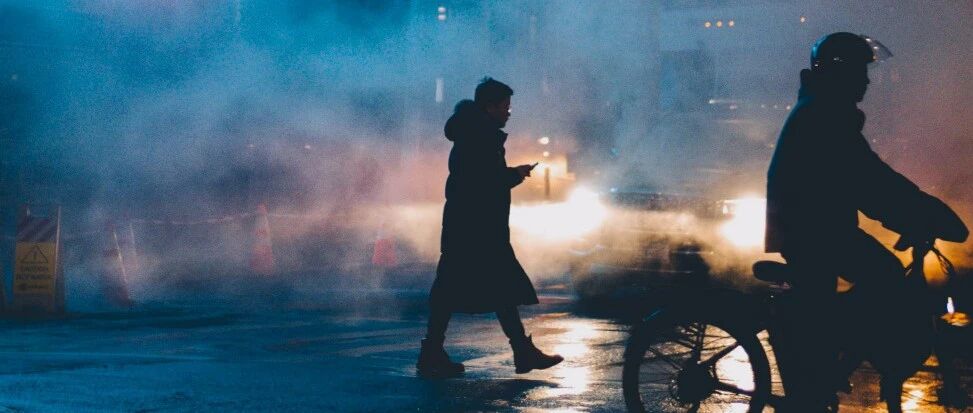 程序员连续加班在餐厅泪崩，看到955不加班的公司名单，我酸了...