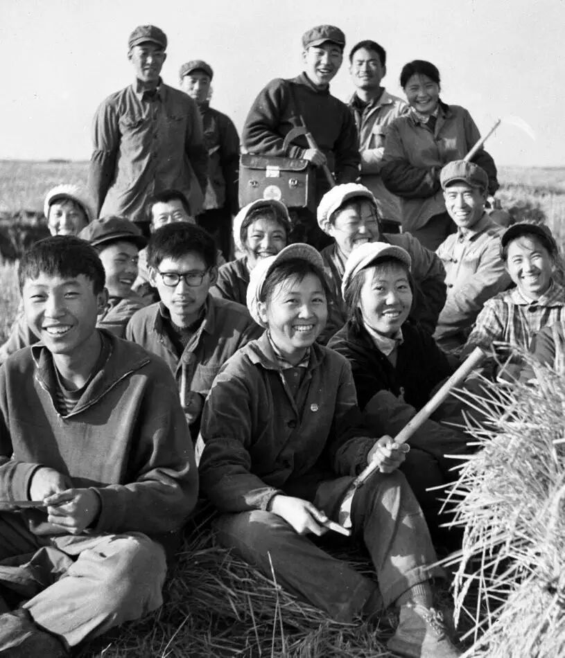 下乡知识青年在入党宣誓大会上.郎琦/摄.   1969年4月,知青营的恋人.