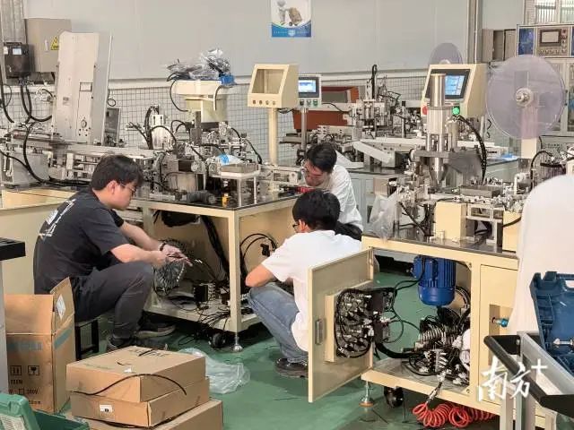 在南大机器人的生产车间，来自广东南方职业学院的学生在校企导师的指导下，对设备进行装配。  南方+ 张泳渝 拍摄