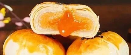 网红爆款N0.1-流心蛋黄酥！吃一口会上瘾，层层酥脆，软糯香甜，刷爆朋友圈~