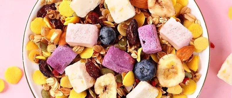 水果堆里找麦片！多达12种食材+大大酸奶块，冲泡/干吃都可以，方便又美味