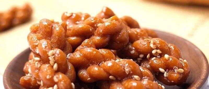 120斤糖蔗只能熬出10斤红糖！热乎乎的浇在刚炸好的小麻花上，酥脆香甜