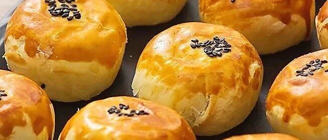 网红爆款N0.1蛋黄酥！层层酥脆，Q弹拉丝，软糯香甜，一口就停不下来