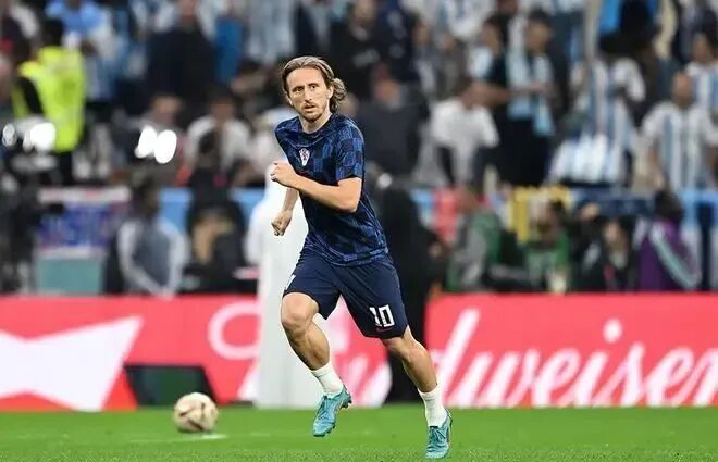 出身贫寒的放羊娃：他是从战火硝烟中走出的足球天才！