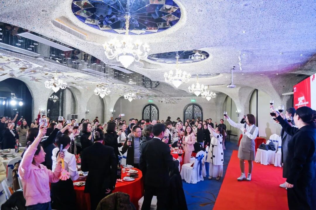 【一起追光】葆蒂兰国际集团2022优秀员工表彰大会暨2023追光元宵晚会