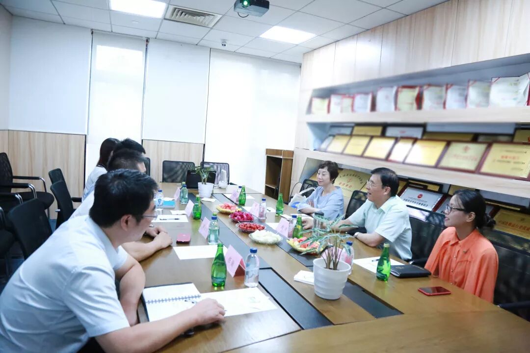 热烈欢迎上海交通大学国家健康产业研究院院长鲍勇一行莅临葆蒂兰国际集团参观指导！