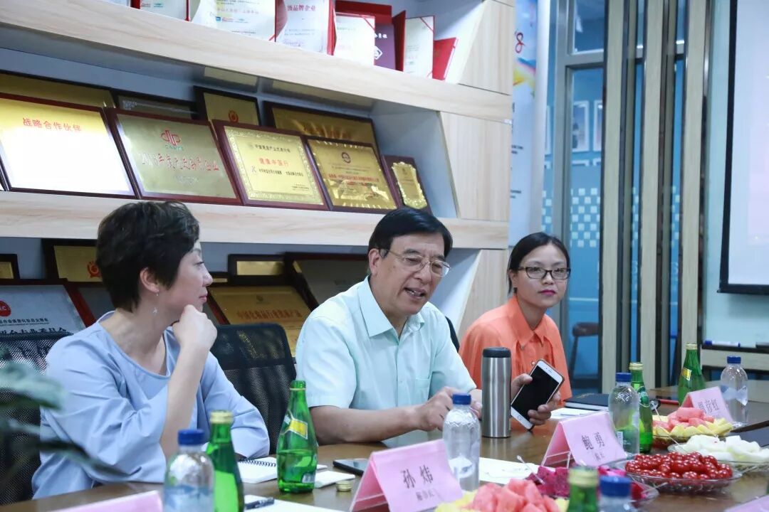 热烈欢迎上海交通大学国家健康产业研究院院长鲍勇一行莅临葆蒂兰国际集团参观指导！