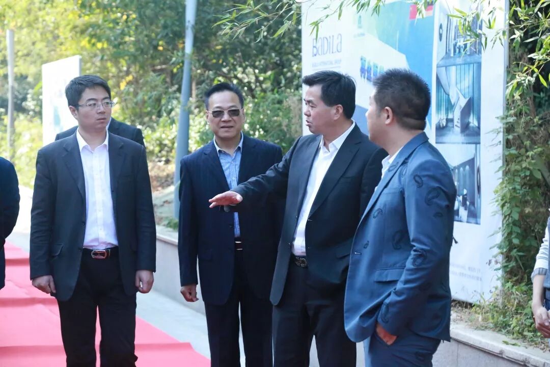 热烈欢迎南太湖新区党工委副书记、常务副主任徐建兵一行莅临美地港•中国南太湖生命谷进行调研指导！
