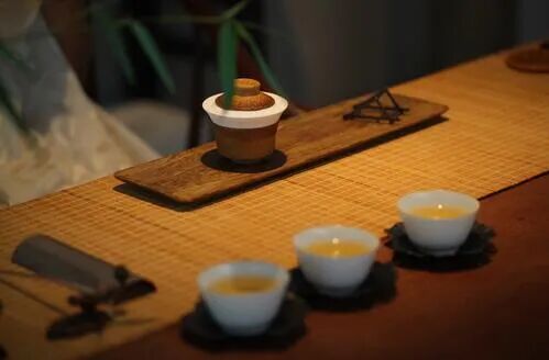 一杯清茶，一本闲书，一曲音乐，一种生活