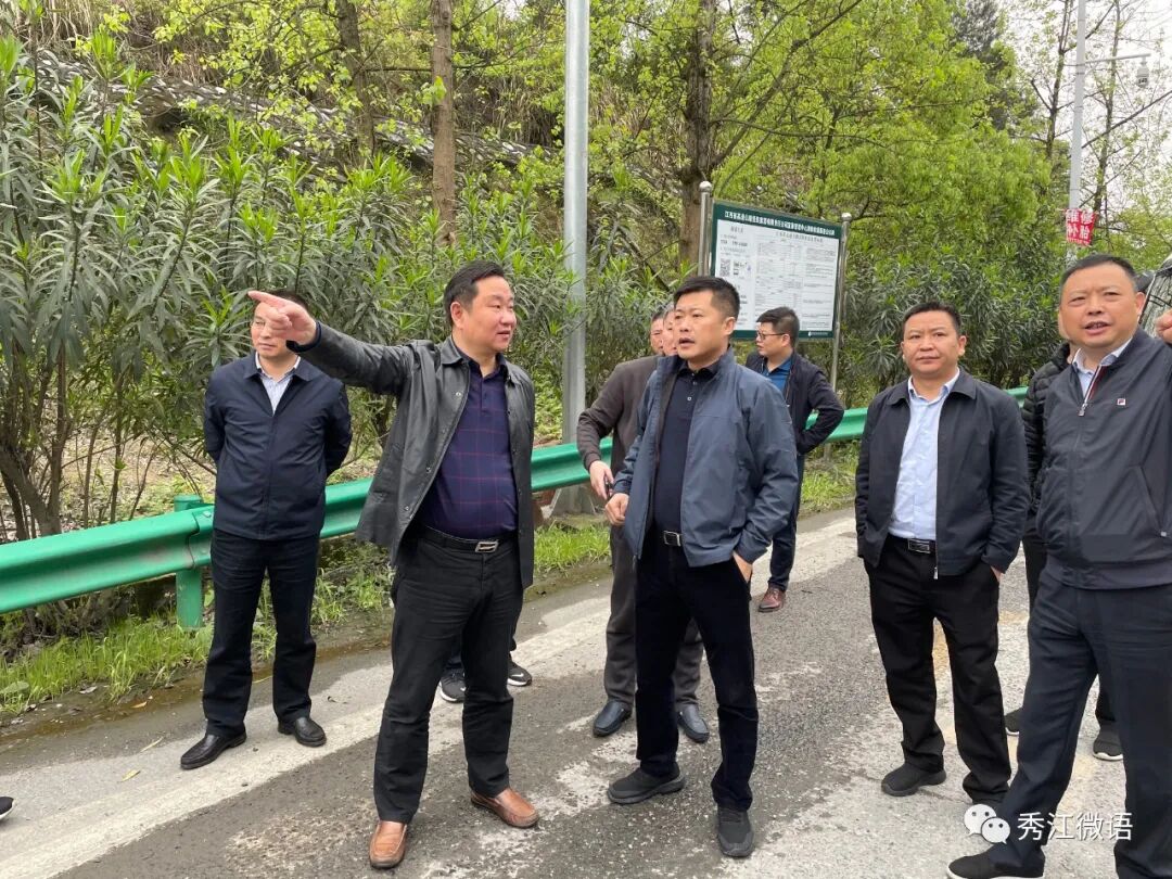 常务副区长李云平,区委常委,区政府党组成员黄文锋,副区长江海滨陪同