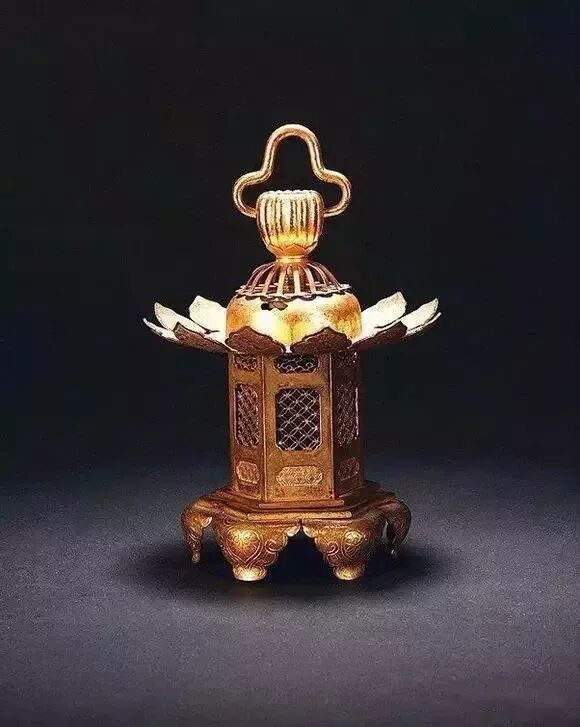 清代宫灯,十万人家火烛光,门门开处见红妆.