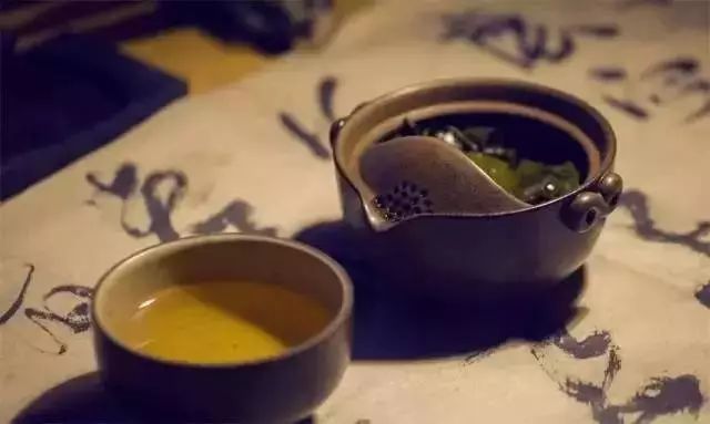 茶汤沸，火初红，入我门来一笑逢