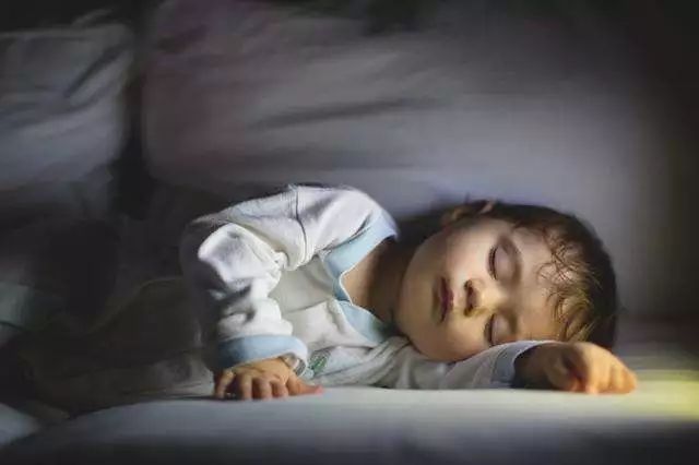 孩子總是容易盜汗睡不好怎麼辦？專家這麼說…… 健康 第1張