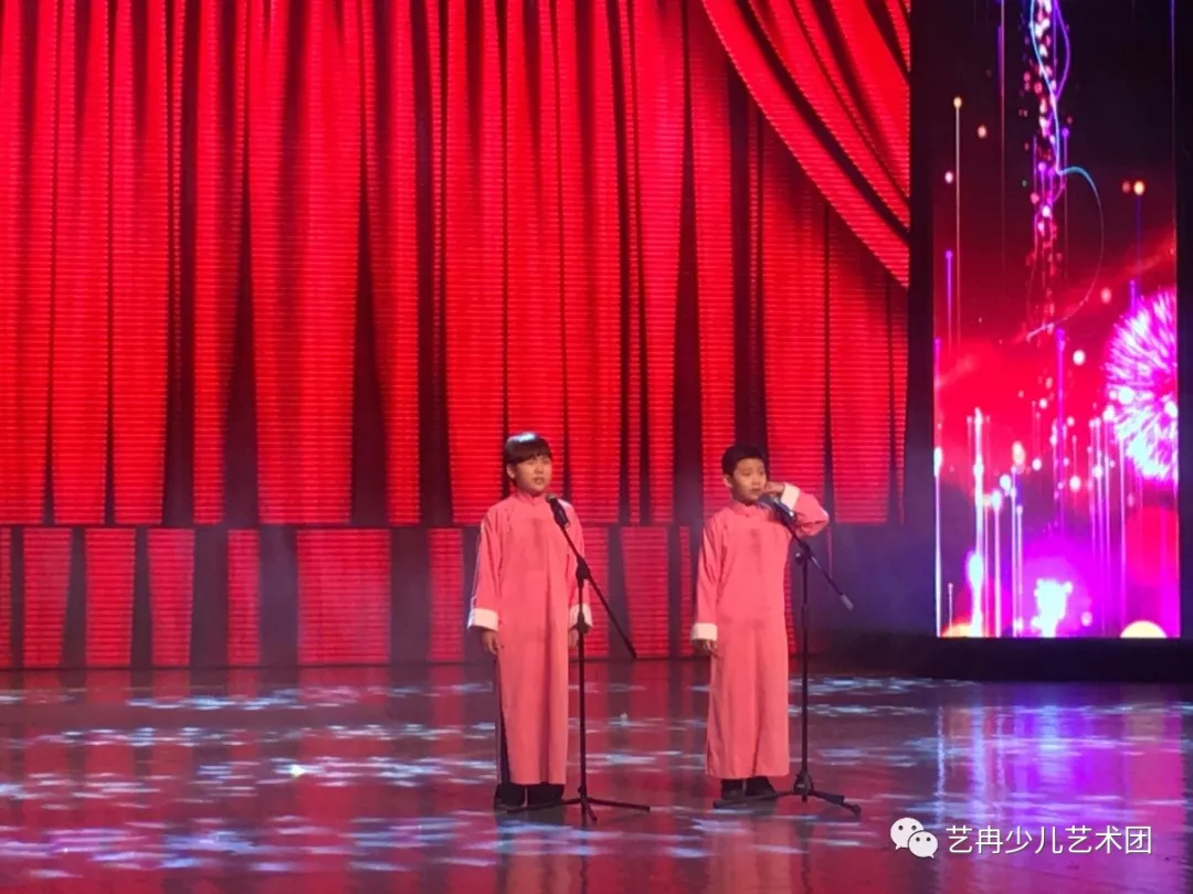李伟建少儿精品相声班学员,每月都有登台演出的机会 李伟建少儿精品相声班学员,每月都有登台演出的机会