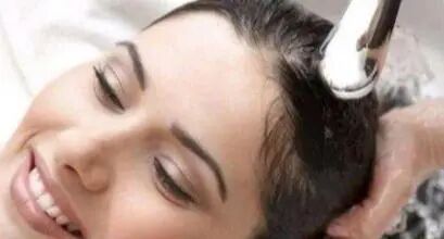 女人洗完头后，坚持做到这4点，头发慢慢变顺，发量也变多了