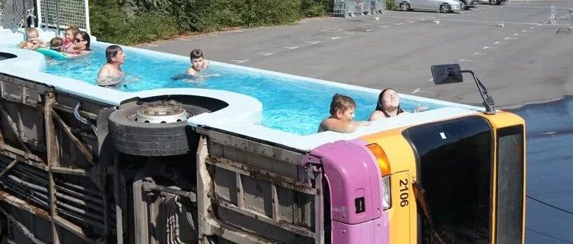 大巴车改泳池，电话亭变水族馆