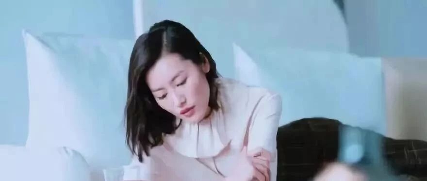 刘雯工作室大曝光，沙发茶几加起来几十万?果然贵的东西都很高级!