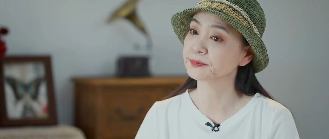 62岁女明星独居生活曝光！一个人住上海市区三室一厅，24小时开着电视…好心疼