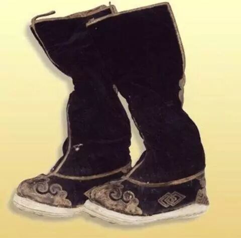 十八级" 文官穿"禽" 武职穿"兽" 素有"衣冠禽兽"之称 意为"当官者"