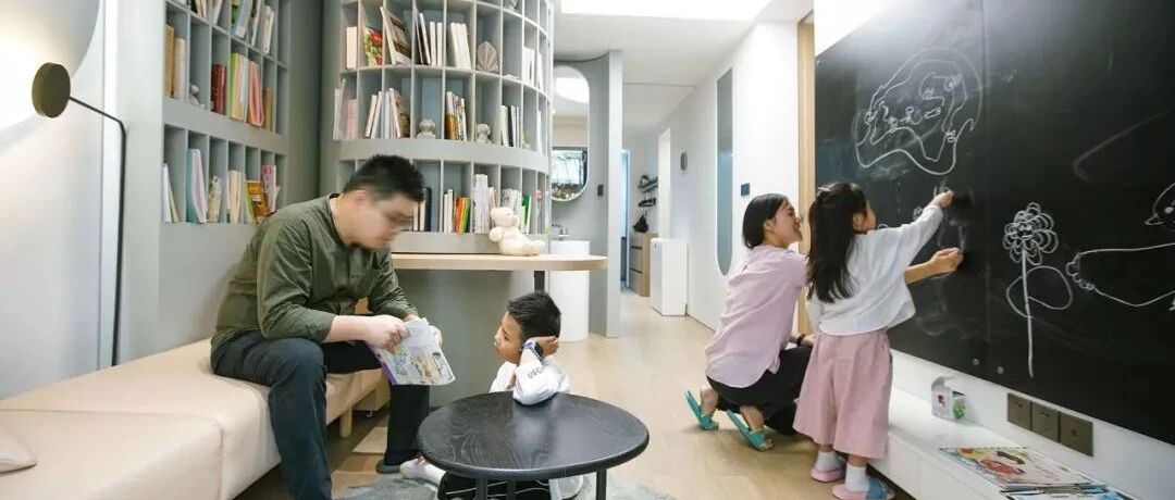 二胎夫妻买下50㎡阴暗学区房，住进一家六口，还变出小型图书馆