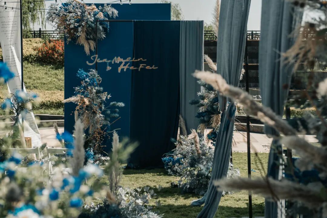 婚礼场布 | 当户外婚礼遇上雾霾蓝，别有一番景致