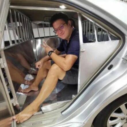 狠心将爱车改装成“囚车”，打开车门的那一刻所有人都秒懂背后的原因