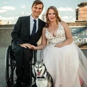 狗狗走失，新娘中断婚礼睡教堂苦等：爸爸去世只剩它陪我