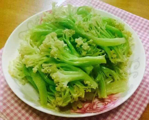 热锅入葱油20克,倒入白菜,小火煸炒到断生倒出.