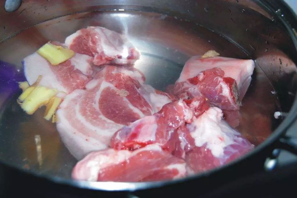 川菜大厨：做回锅肉时，别急着焯水，先做这1步，肉香不油腻
