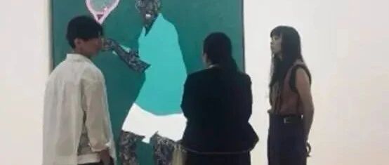 元彬李奈映夫妻时隔十年再次同框,一起现身美术馆,大长腿很抢镜