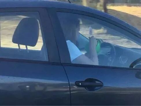 在西澳开车喝咖啡和吃东西，穿拖鞋开车，都涉嫌违法，长假还双倍罚分（组图） - 5