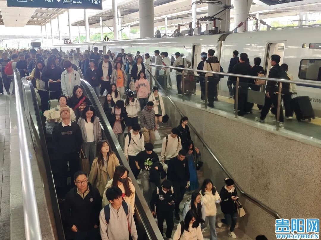 3.大批抵达贵阳北站的省内外旅客从站台走下阶梯，前往出站口.jpg