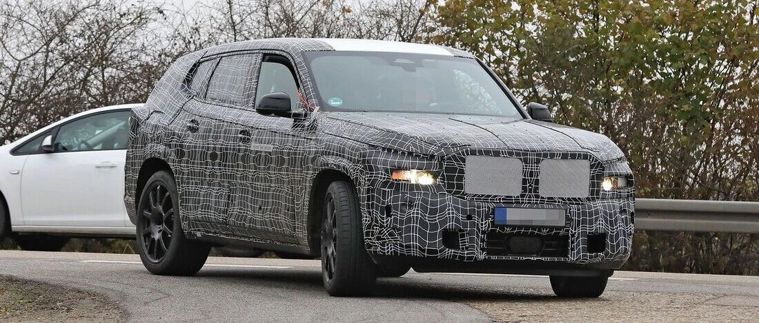 这是X7 XL版？宝马全尺寸X8伪装路试“走光”