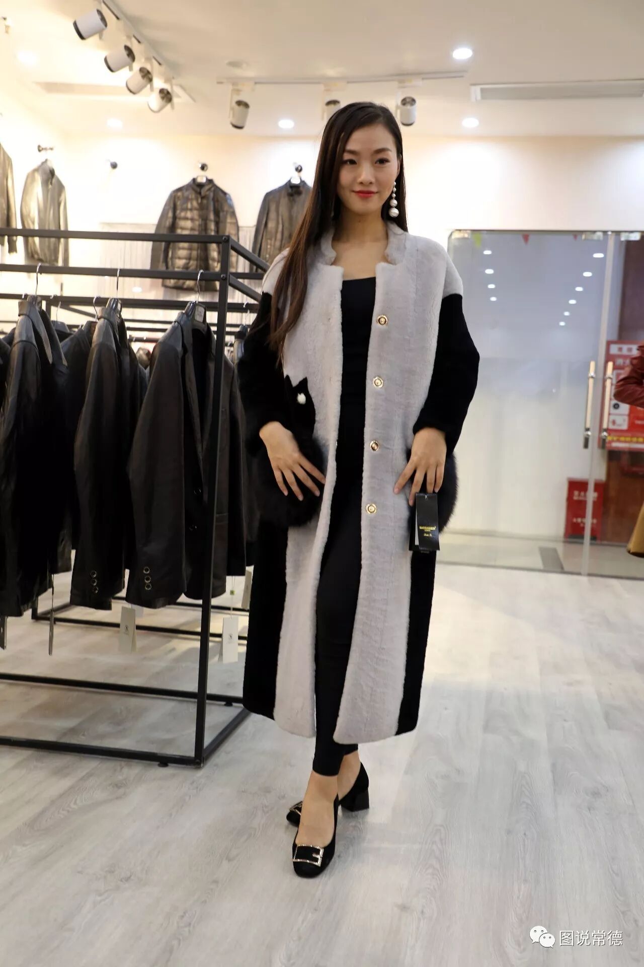 常德:实拍众女子试穿皮草的全过程