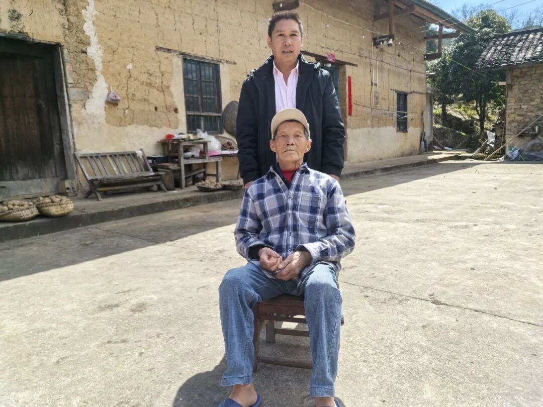 朱发明和年迈的父亲合影.jpg