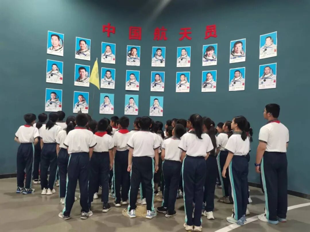 (诸城市纺织街小学北校区供稿)▲近日,青州市东城学校举办了亲子乐动