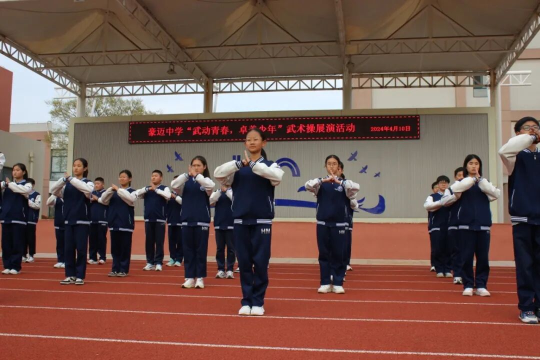 (高密市豪迈中学供稿)▲4月11日,高密市第二实验小学举行了"阅读启智