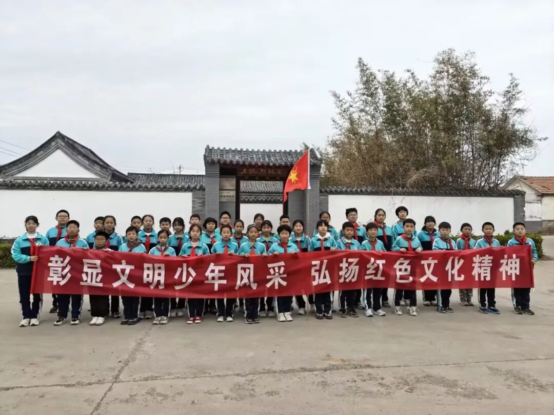 3月27日,诸城市相州学校开展了"彰显文明少年风采 弘扬红色文化精神
