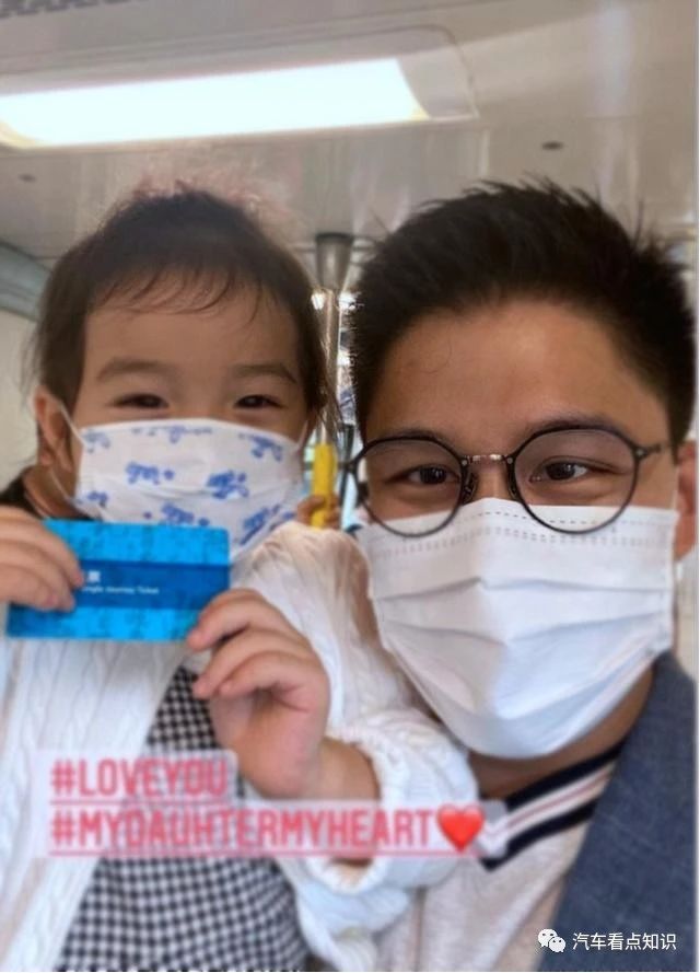 郭晶晶3岁大女儿爱臭美,开衫内搭连衣裙,与夏洛特美得难分上下