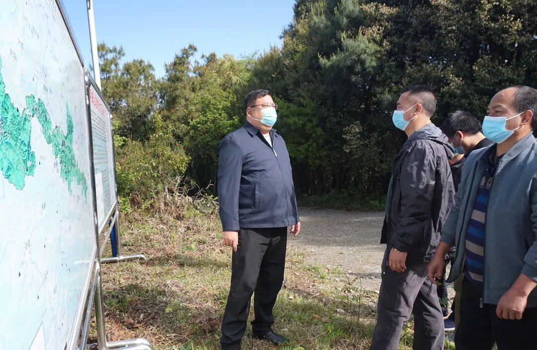 文晓波一行到在阿姆山省级自然保护区了解森林防火工作