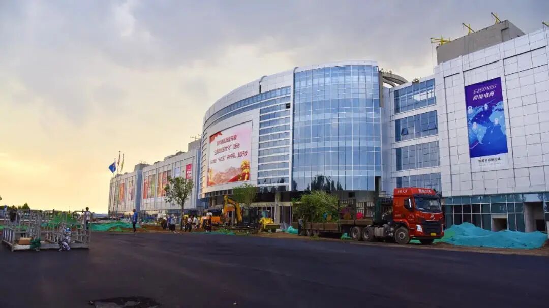 集团旗下文登市场近百名邯郸金田阳光城项目意向商户来济南市场参观考察