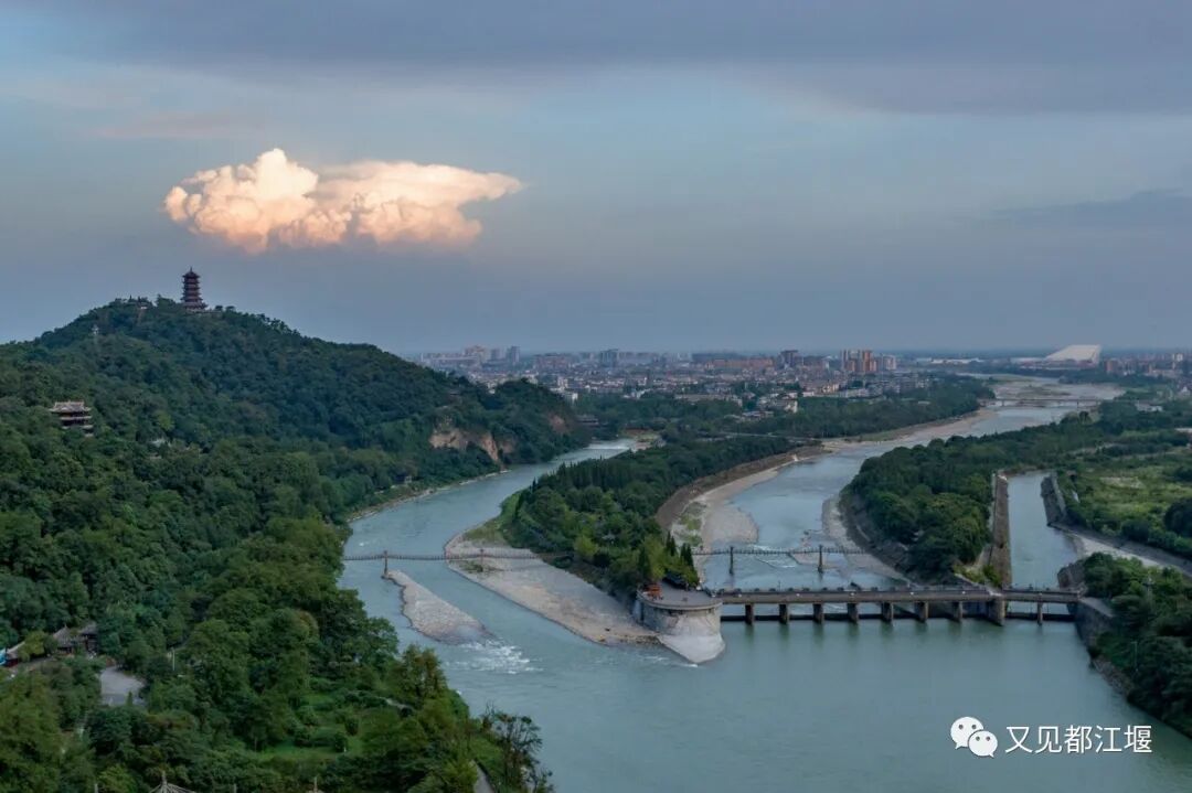 志愿红天使白守护蓝绘就都江堰这座文明城市最靓丽的底色