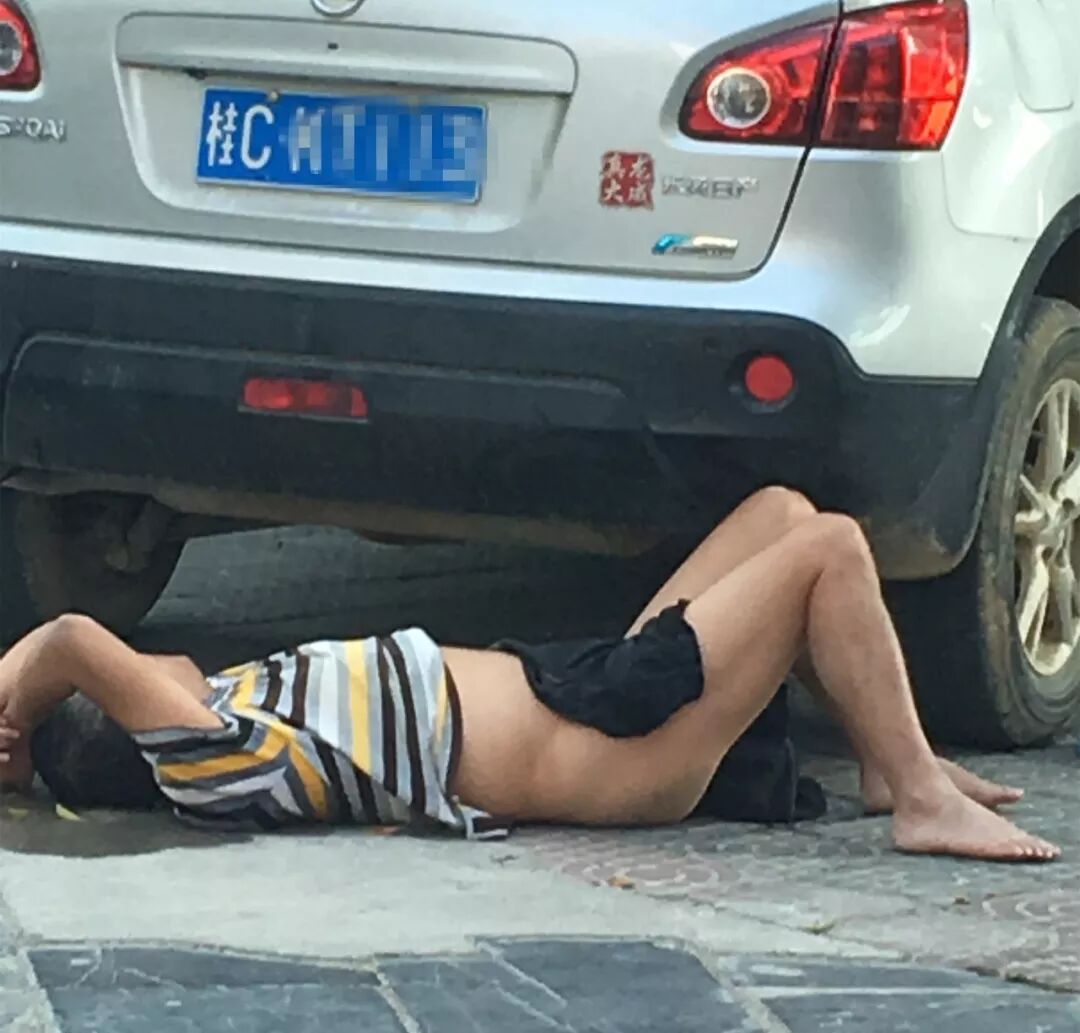 临桂男裸露下体躺路边 还晃动双腿 掌上临桂 微信公众号文章阅读 Wemp